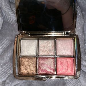 Hourglass pallet